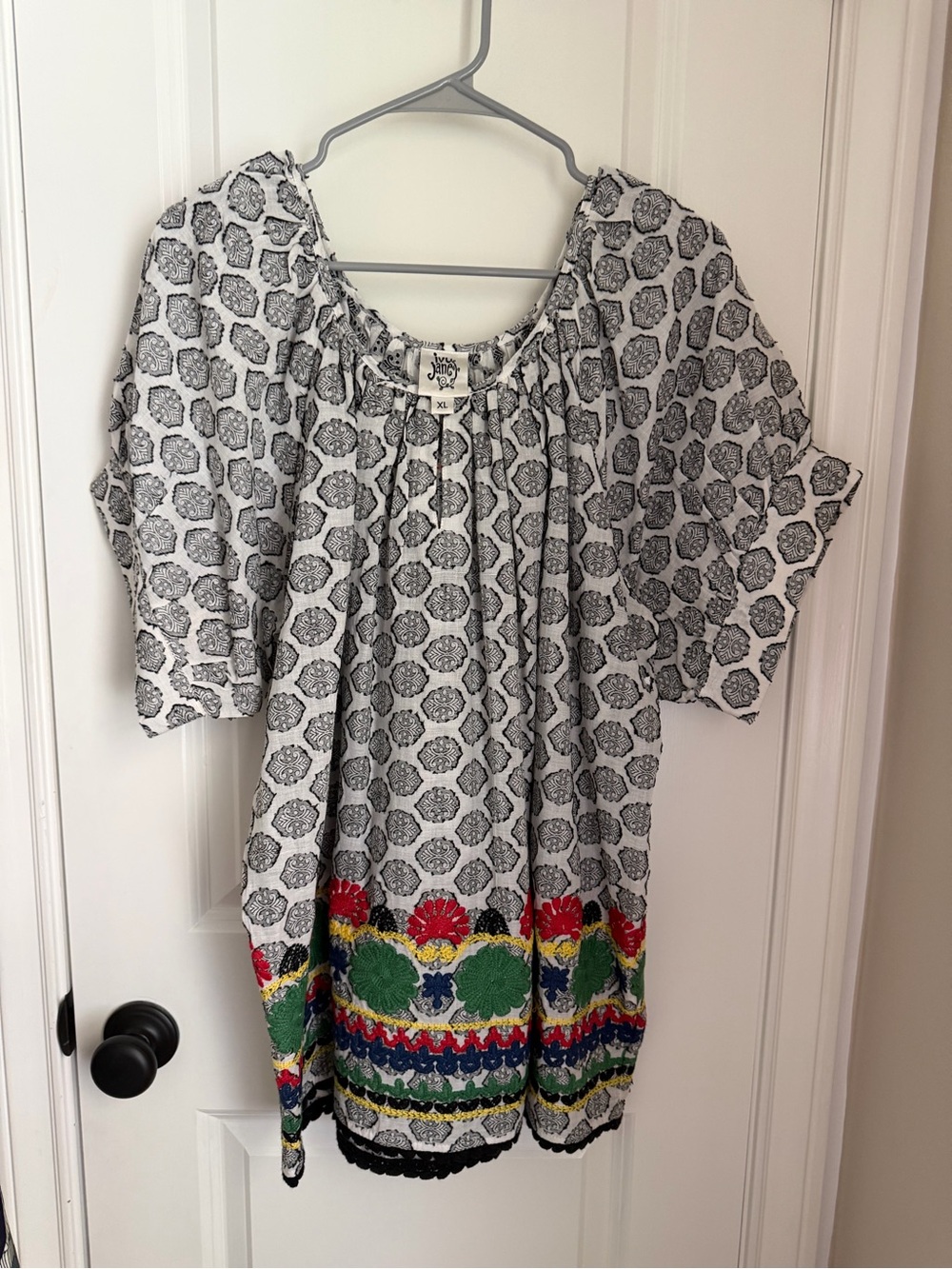 IVY JANE Embroidered Scoop Neck Top Size XL